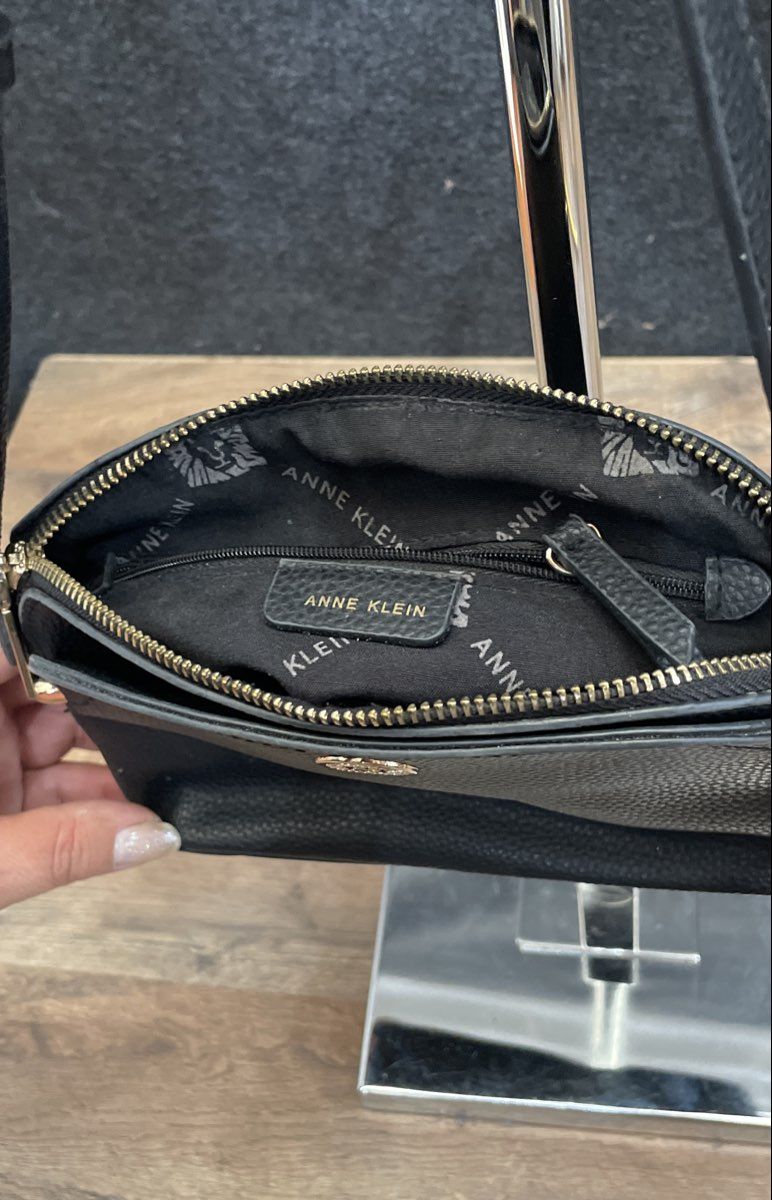 Anne Klein Black Pebbled Crossbody Handbag Gold Tone Lion Logo Sm/Med