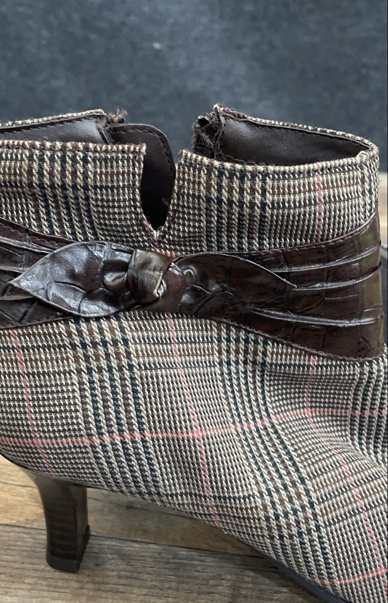 Predictions Women's Brown Plaid Pointed Toe Kitten Heel Ankle Booties Size 7.5