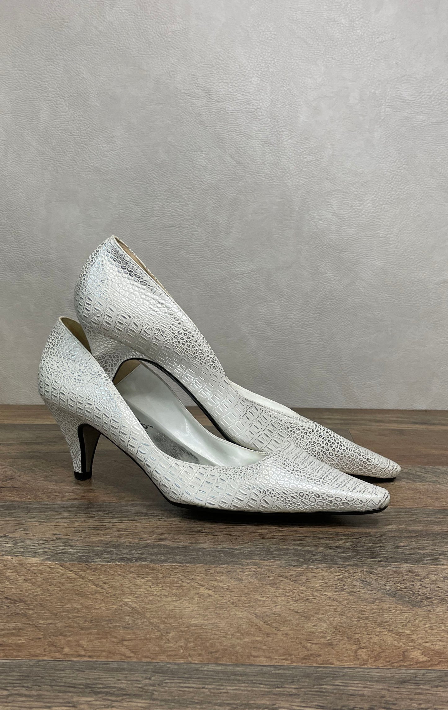 J. Renee Clair White Silver Reptile Embossed Pointed Toe Pumps Size 11M