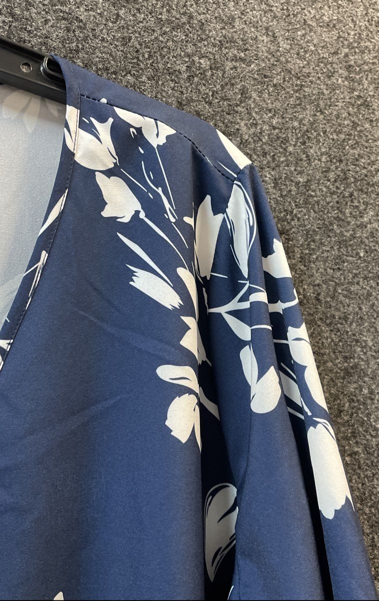 Bloomchic Women's Navy Floral V-Neck Blouse Flounce Sleeve Tulip Hem Sz 18-20