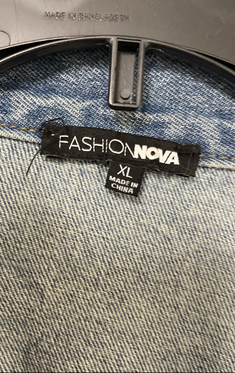 Fashion Nova Women's Drop The Bass Distressed Denim Jacket Light Wash XL
