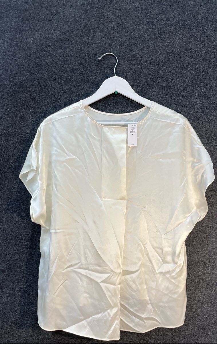 Banana Republic Women's Ivory Satin Short Sleeve Blouse Top NWT Sz M