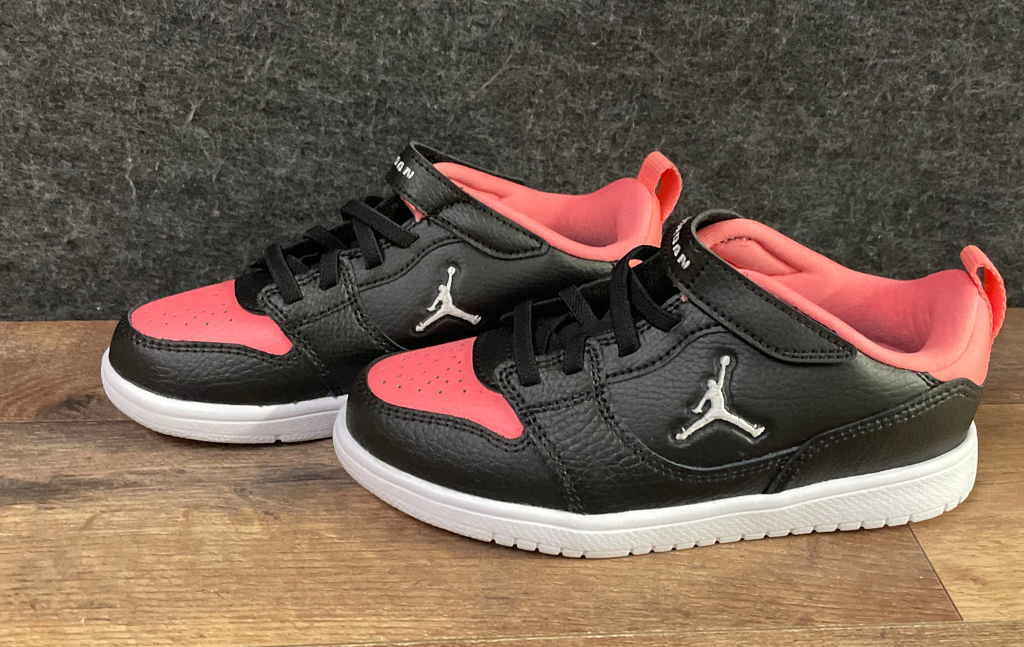 Jordan Max Aura 6 Black Coral Pink Youth Sneakers Size 1Y IQ6046-004