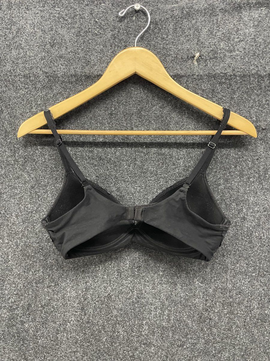 Victoria's Secret Women's Body by Victoria No-Wire Black Lace Trim Bra Sz 34C