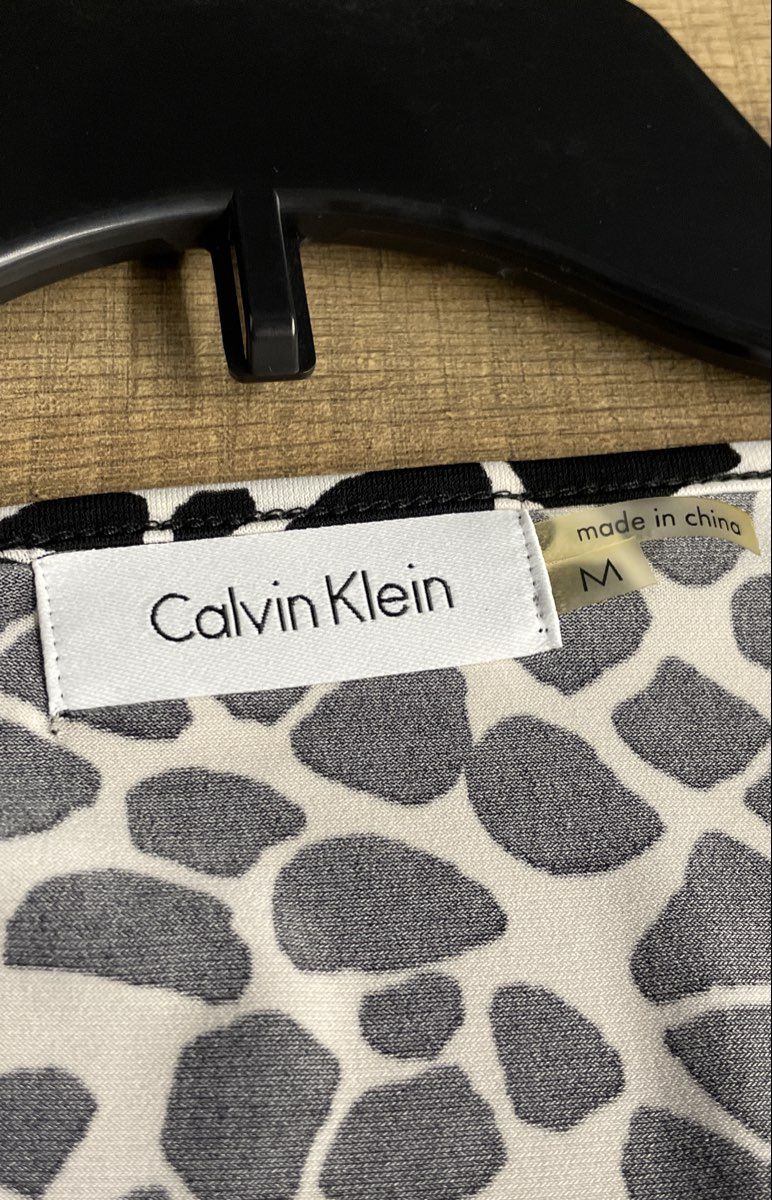 Calvin Klein Women's Sleeveless Top Black White Giraffe Print Shell Blouse Sz M