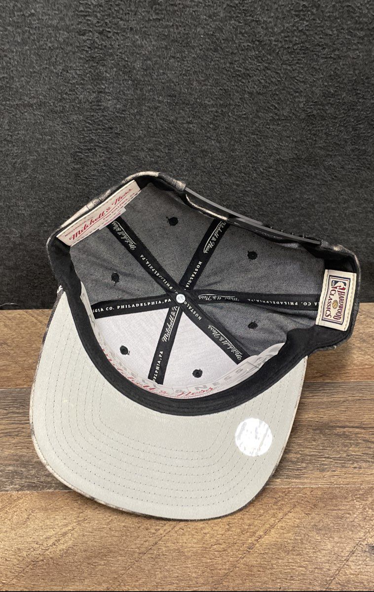Mitchell & Ness Men's Chicago Bulls Snapback Hat Black Gray Tie-Dye Acid Wash