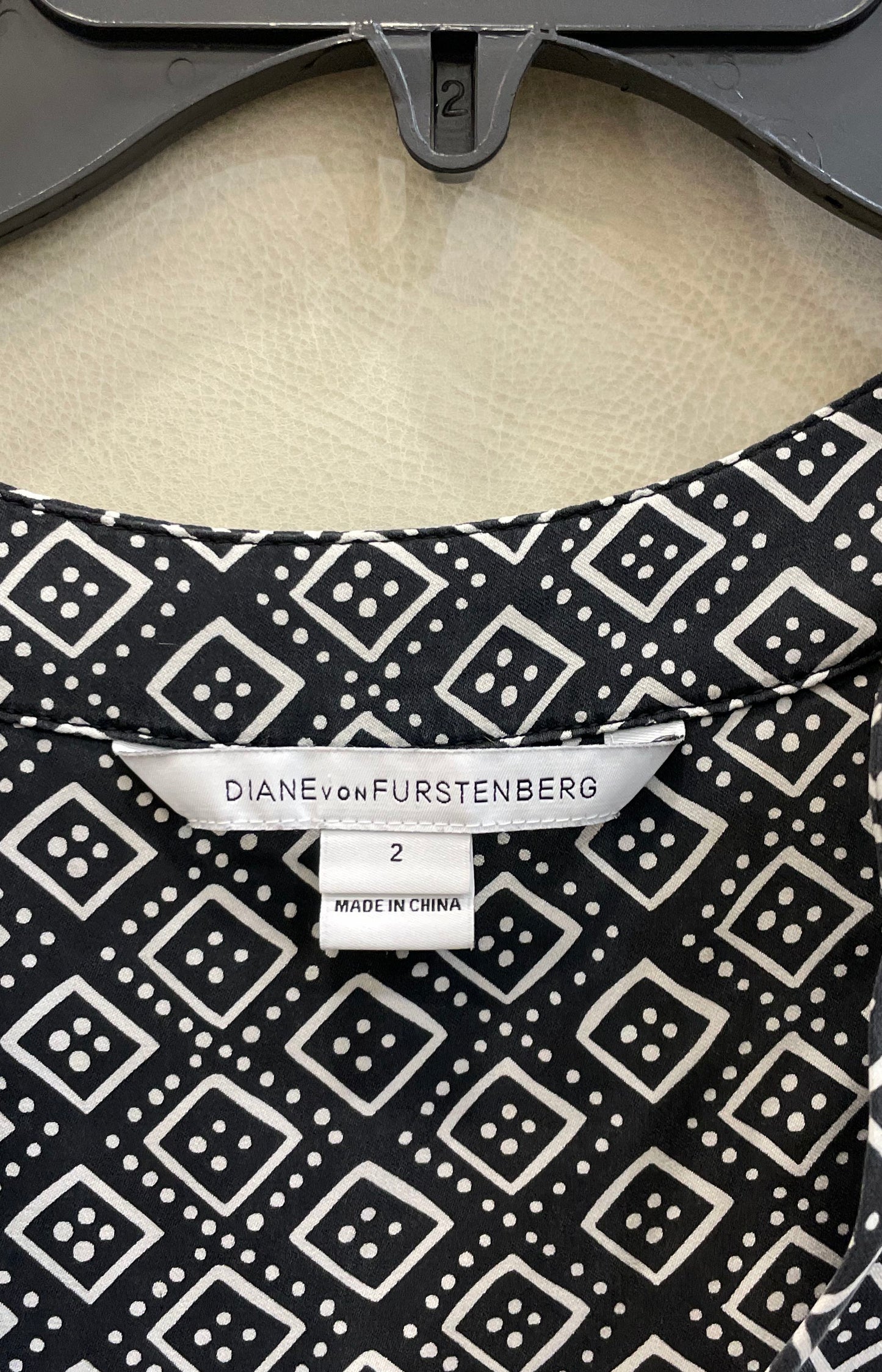 Diane Von Furstenberg Women's Black White Geometric Tile Print Blouse Sz 2