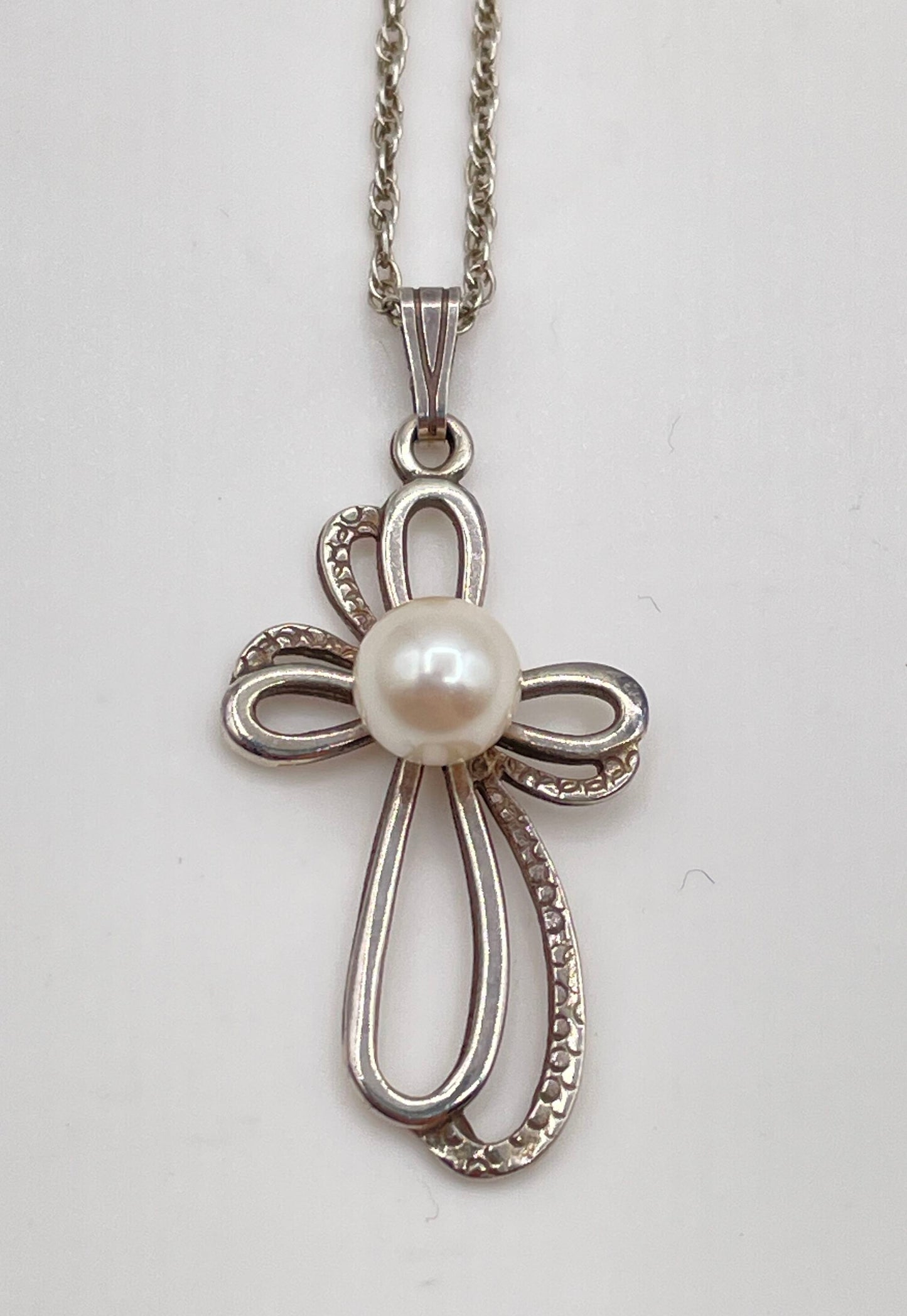 925 Sterling Silver Ribbon Loop Cross W/ Faux Pearl Pendant Necklace 2.5g