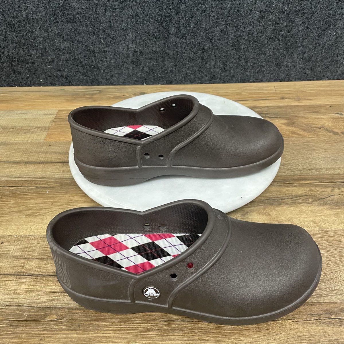 Crocs Neria Pro Comfort Espresso Brown Argyle Work Clogs Women's Size 8