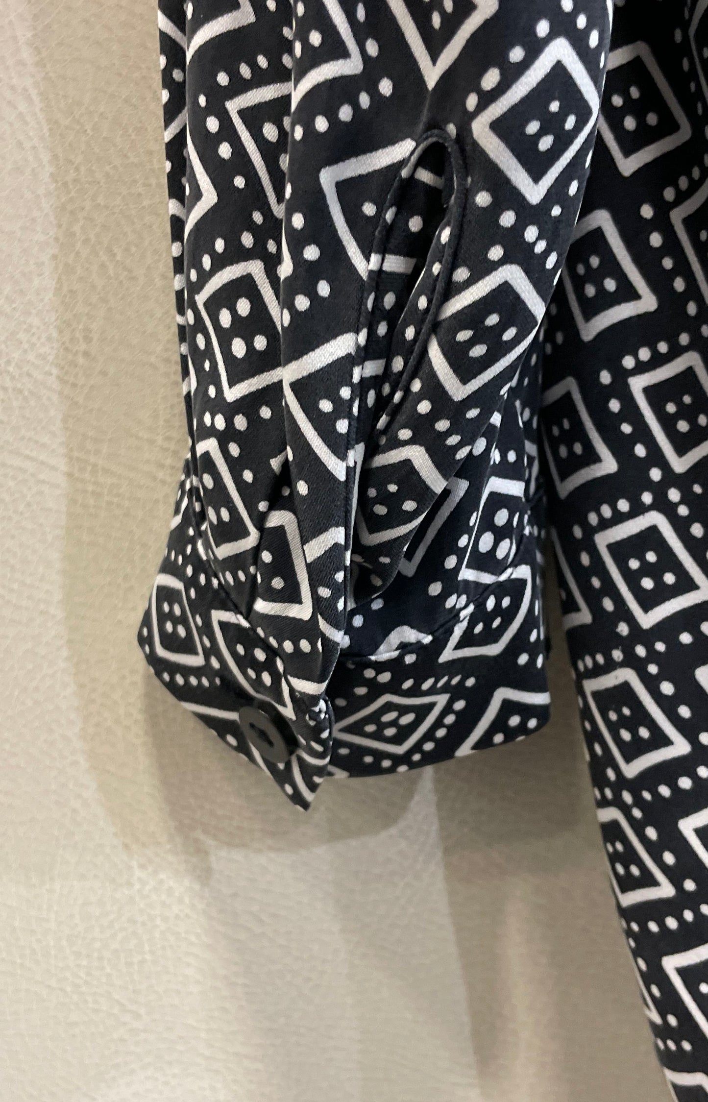 Diane Von Furstenberg Women's Black White Geometric Tile Print Blouse Sz 2