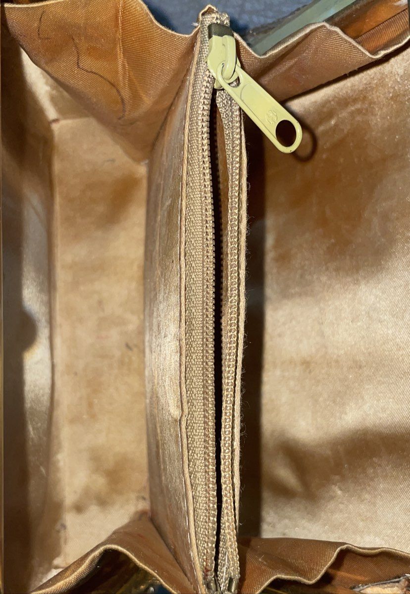 Vintage La Regale Gold Pleated Metallic Evening Crossbody Bag Kiss Lock