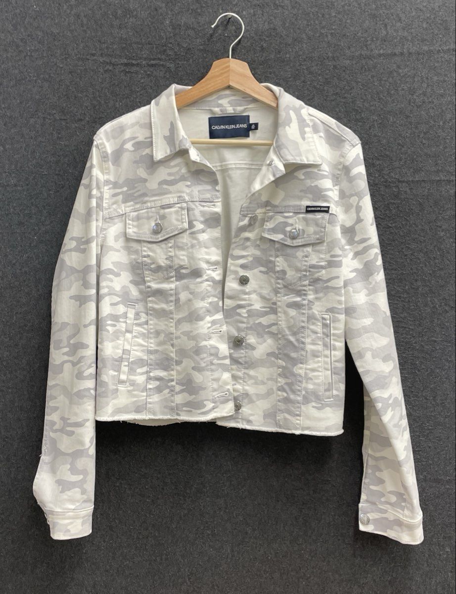 Calvin Klein Jeans Women's Grey White Camo Denim Jacket Raw Hem Sz L
