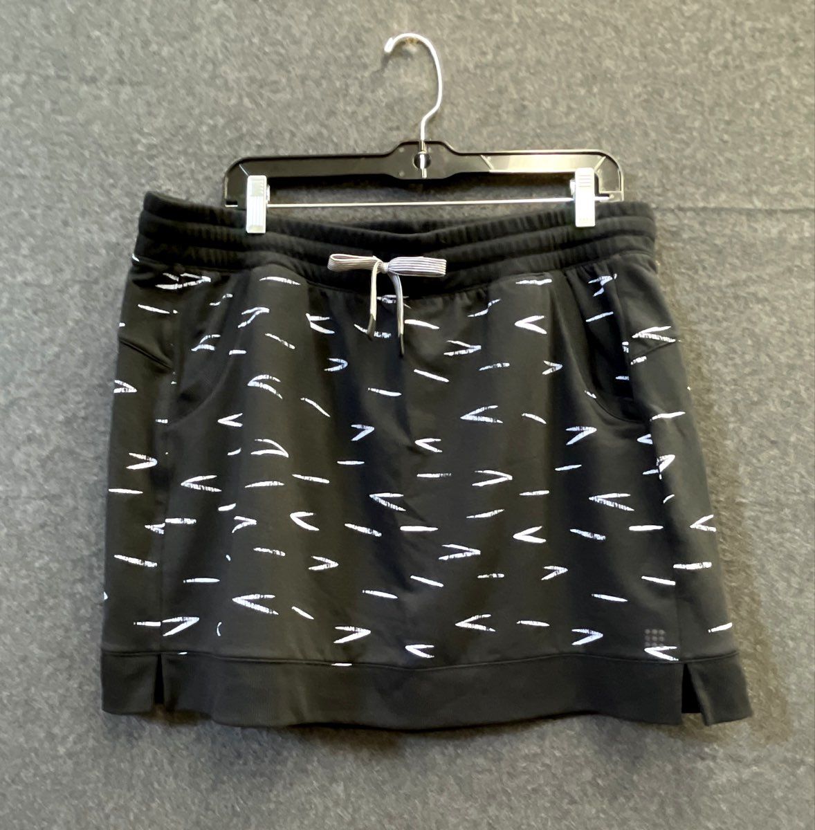 Title Nine Women's Black White Abstract Print Active Skirt Pockets NWT Sz XL