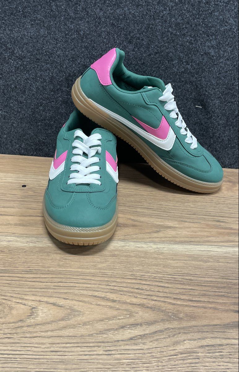 DV by Dolce Vita Nybela Green Pink Gum Sole Lifestyle Sneakers Women's Size 9