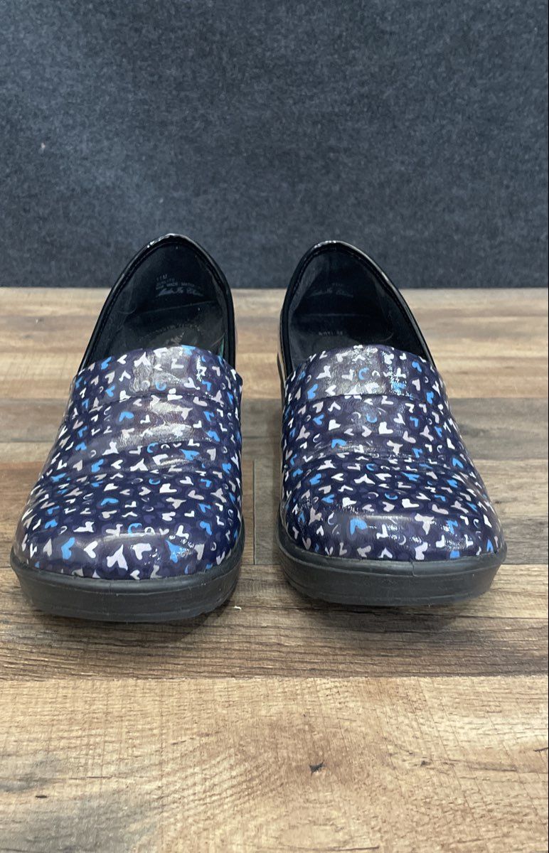 EasyWorks by Easy Street Lyndee Navy Heart Slip Resistant Clogs Size 11M