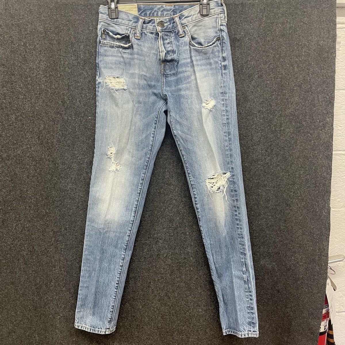 Abercrombie & Fitch Men's Light Wash Distressed Ripped Jeans Size 29x32