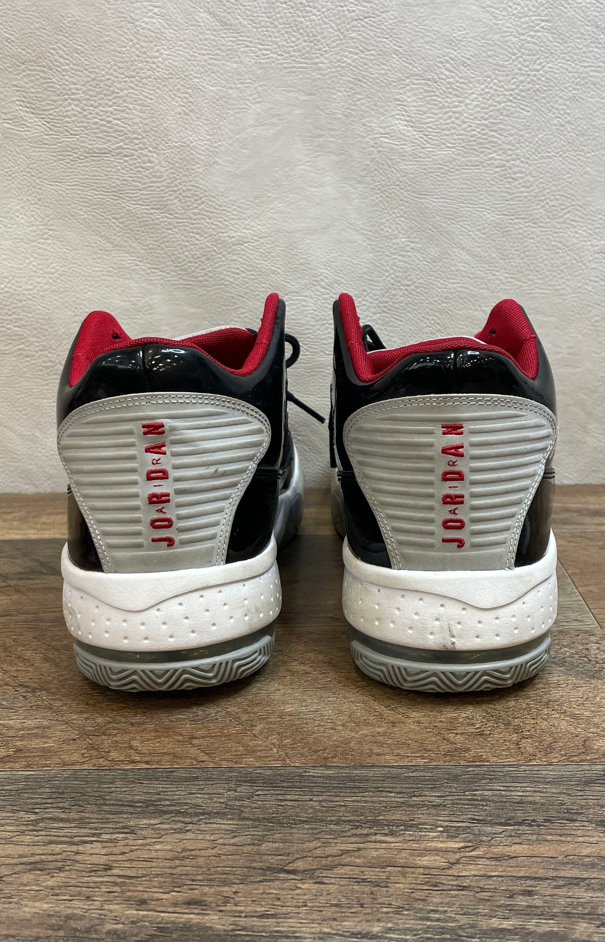 Nike Jordan Max Aura 2 Black Gym Red White Basketball Sneakers Size 9.5
