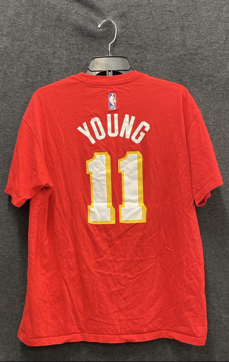 Nike Atlanta Hawks Trae Young #11 NBA Red Jersey Style T-Shirt Loose Fit Sz M