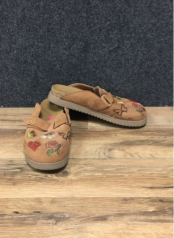 Steve Madden JPINE Tan Rhinestone Patch Faux Suede Clogs Mules Size 4