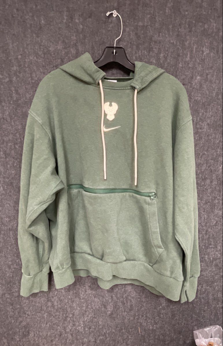 Nike Men's NBA Milwaukee Bucks Green Courtside Pullover Script Hoodie XL