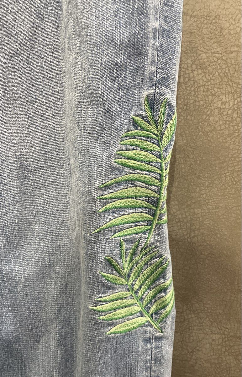 Crown & Ivy Women's Light Wash Blue Pineapple Palm Embroidered Jeans Sz 14R