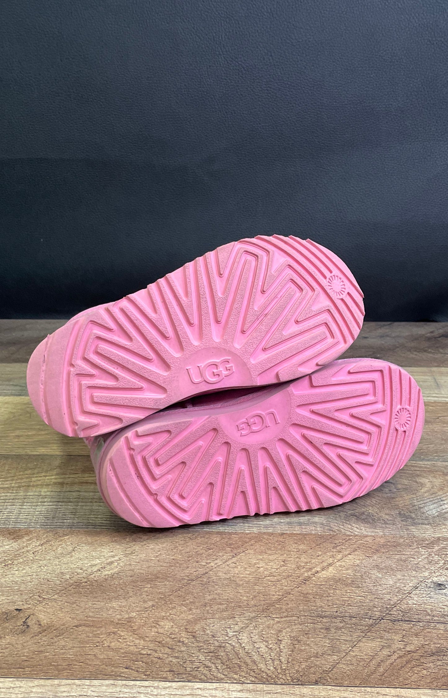 UGG Classic II Kids Pink Suede Sheepskin Fur Lined Winter Boots Size 2