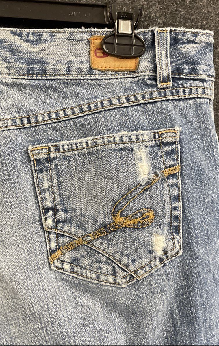 BKE Women's Culture Bootcut Jeans Light Wash Distressed Embroidered Sz 28x33.5