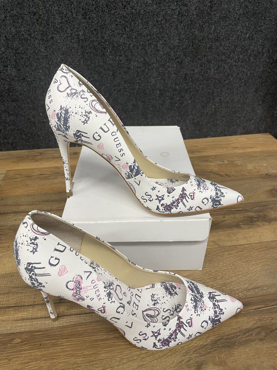 Guess Bennie White Logo Graffiti Heart Pointed Toe Stiletto Pumps Size 11