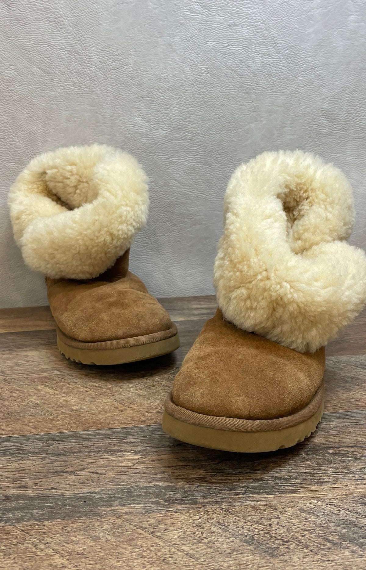 UGG Australia Bailey Button Chestnut Sheepskin Boots Women's Size 7