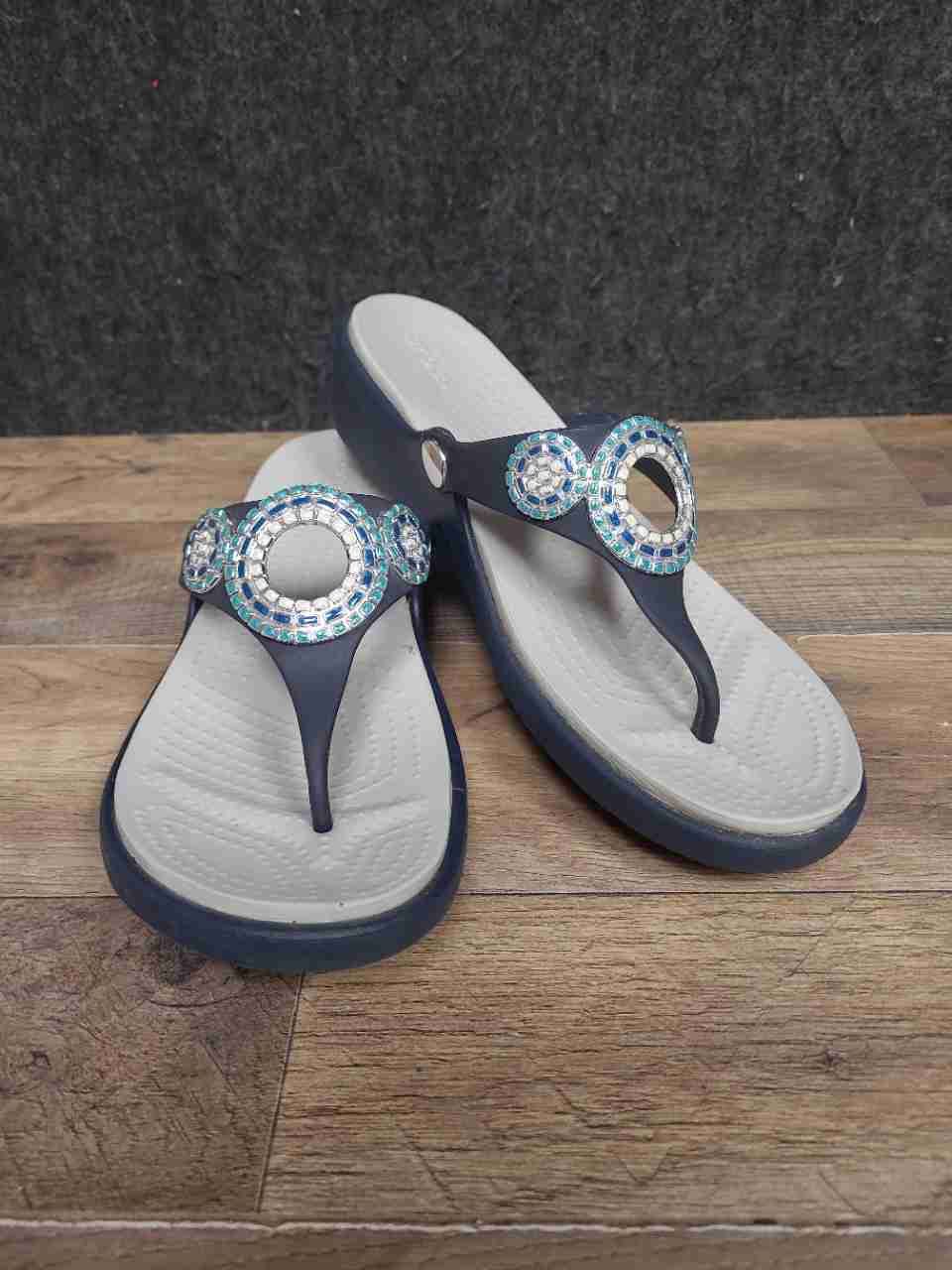 Crocs Sanrah Circle Wedge Navy Blue Grey Flip Flop Sandals Women's Size 8