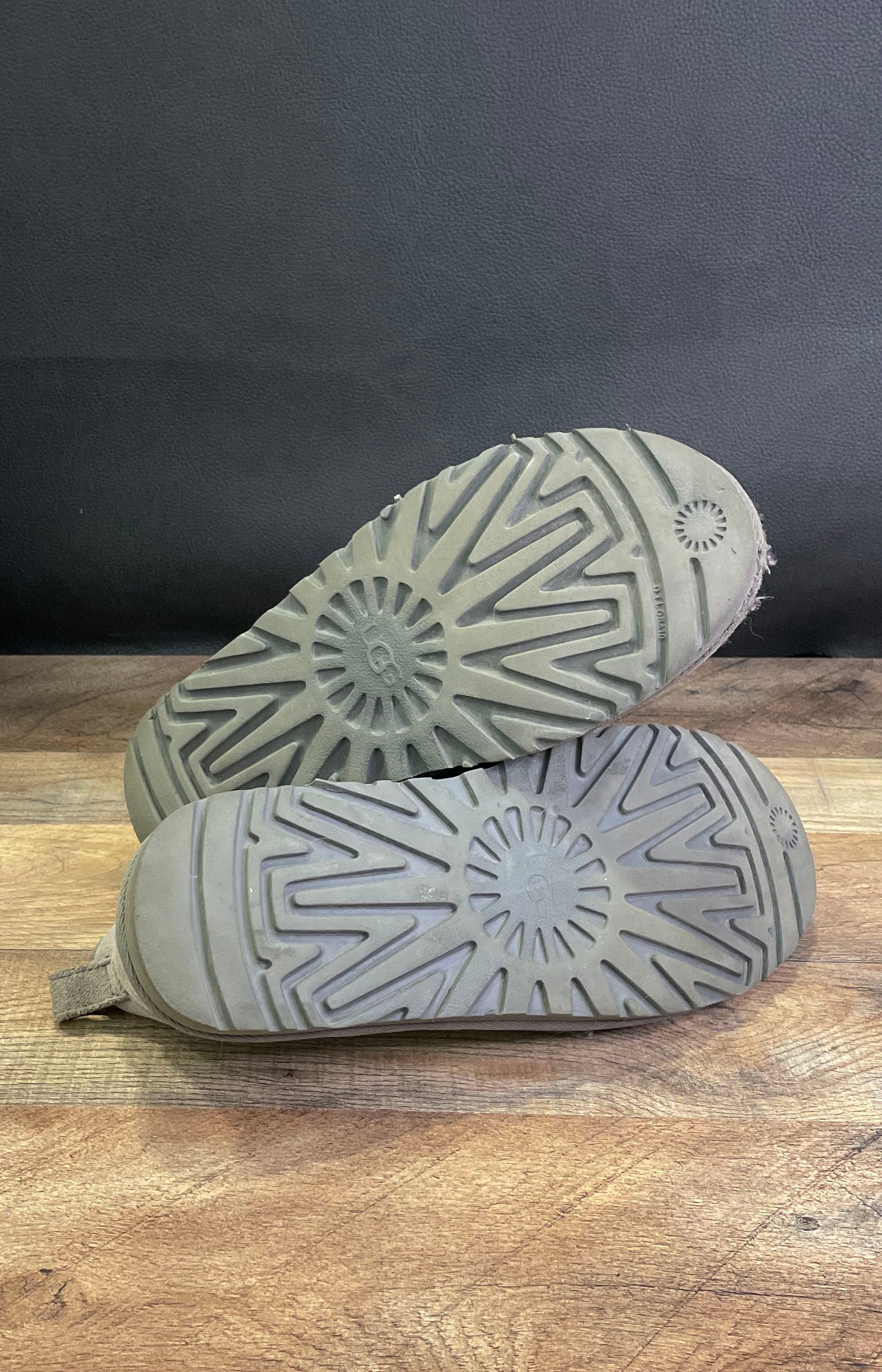 UGG Neumel Grey Suede Lace Up Chukka Boots Men's Size 10
