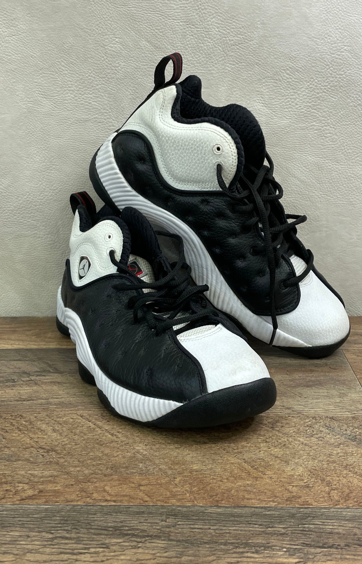 Jordan Jumpman Team 2 White Black Varsity Red Basketball Shoes Size 8.5