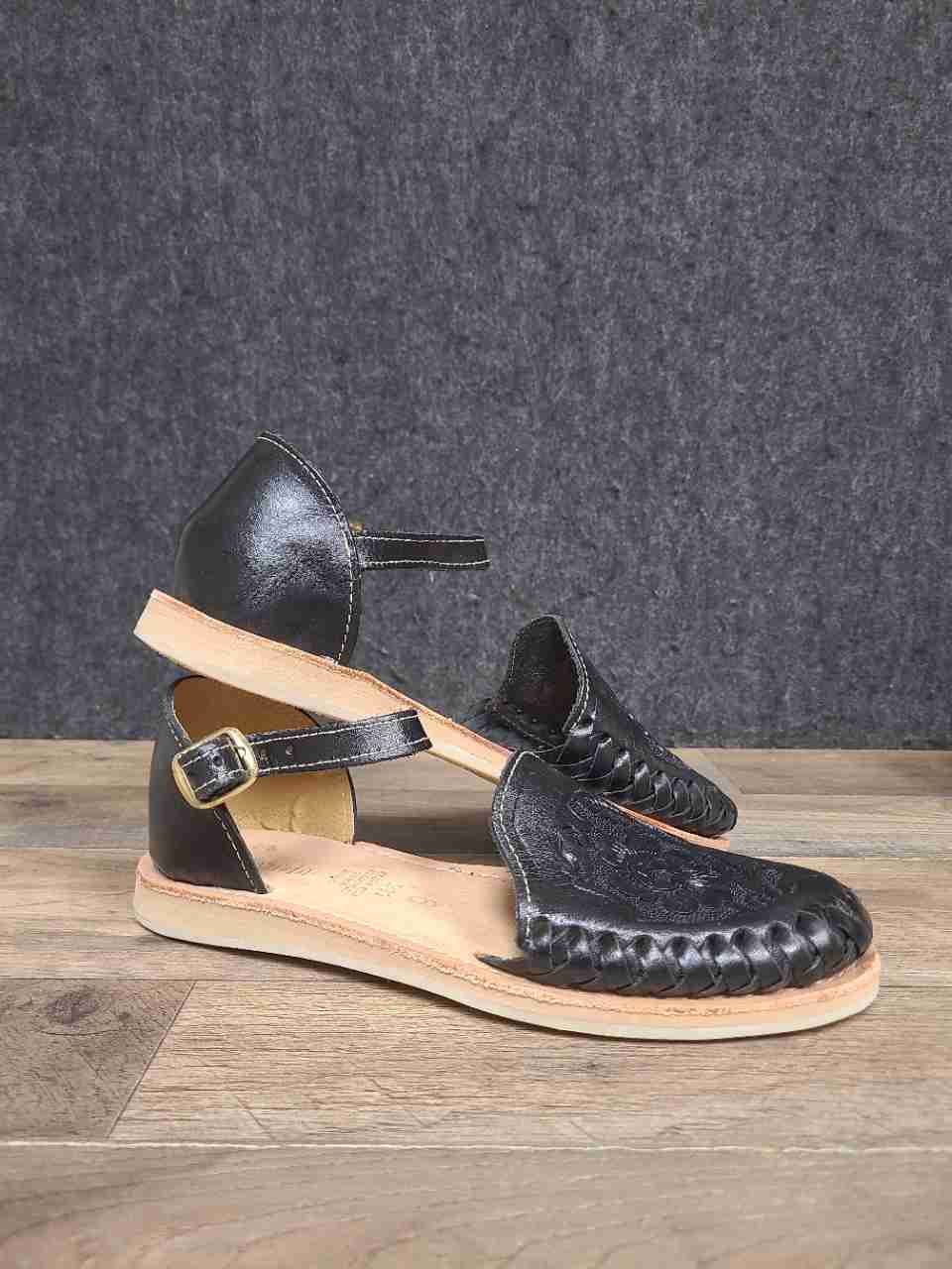 Macarena Collection Black Tooled Leather Floral Huarache Sandals Women's Size 6