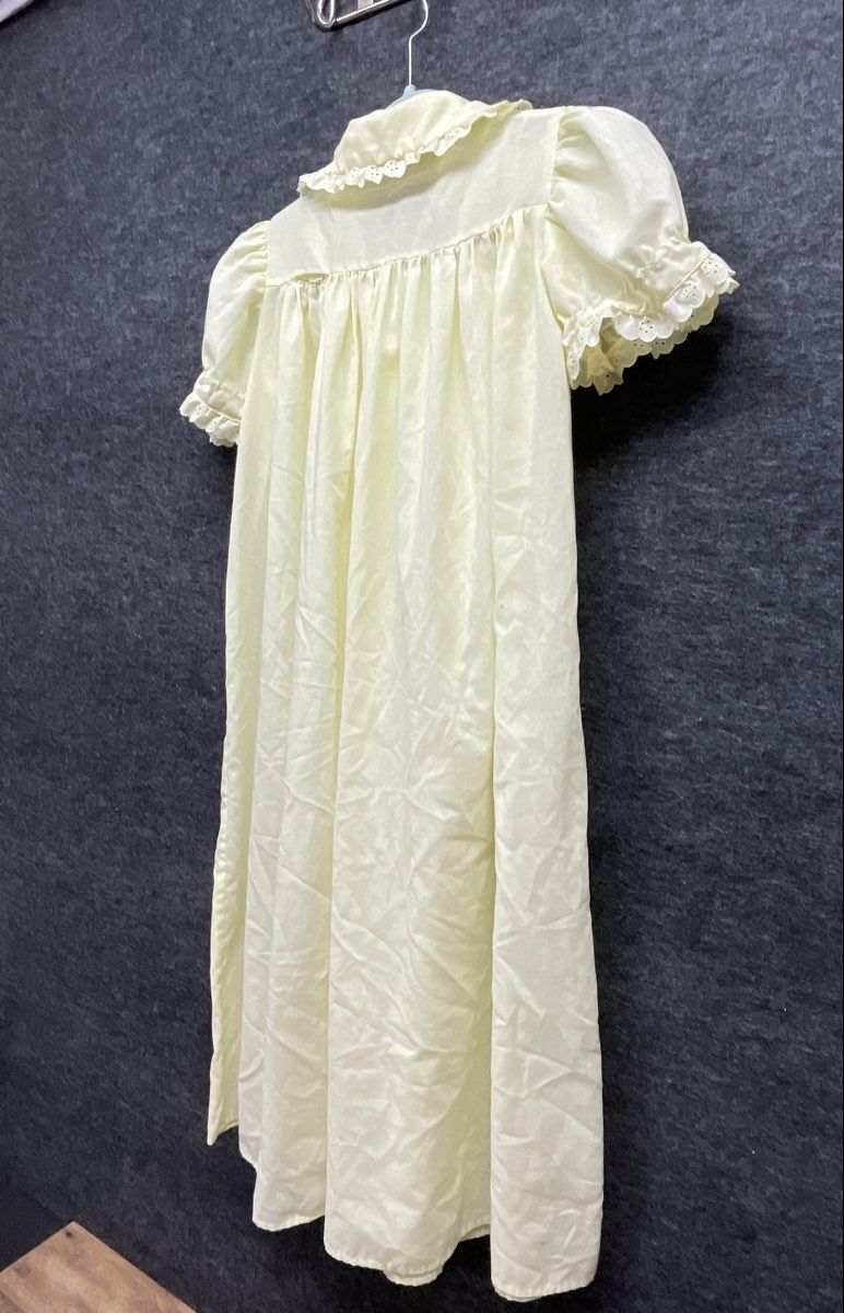 Vintage 70s Girls Yellow Smocked Eyelet Trim Button Front Puff Sleeve Dress