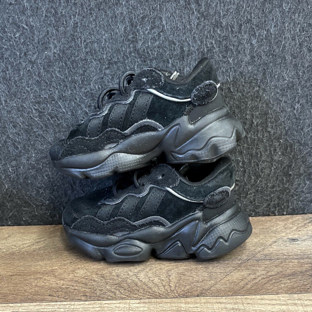 Adidas Ozweego Core Black Kids Sneakers Size 10K EF6300