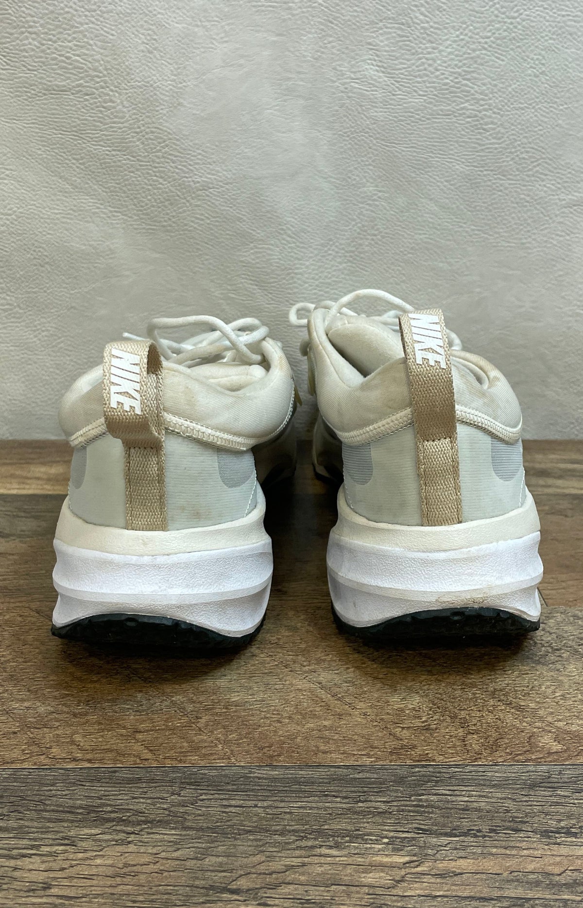 Nike Atsuma Trail White Gold Light Bone Women's Running Shoes Size 10.5