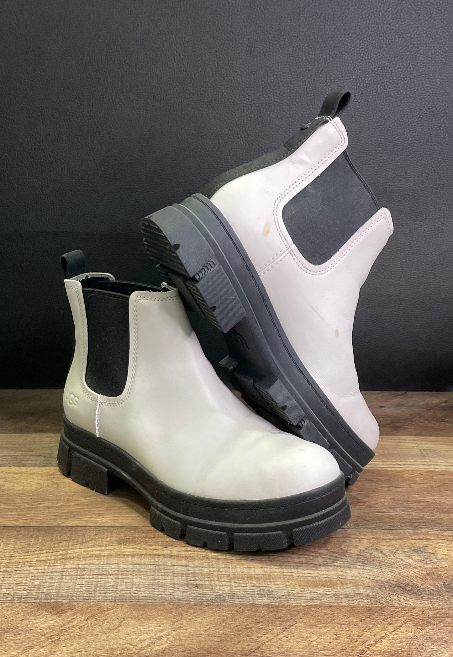 UGG Ashton Chelsea Lug Sole Boots White Black Leather Women's Size 9.5