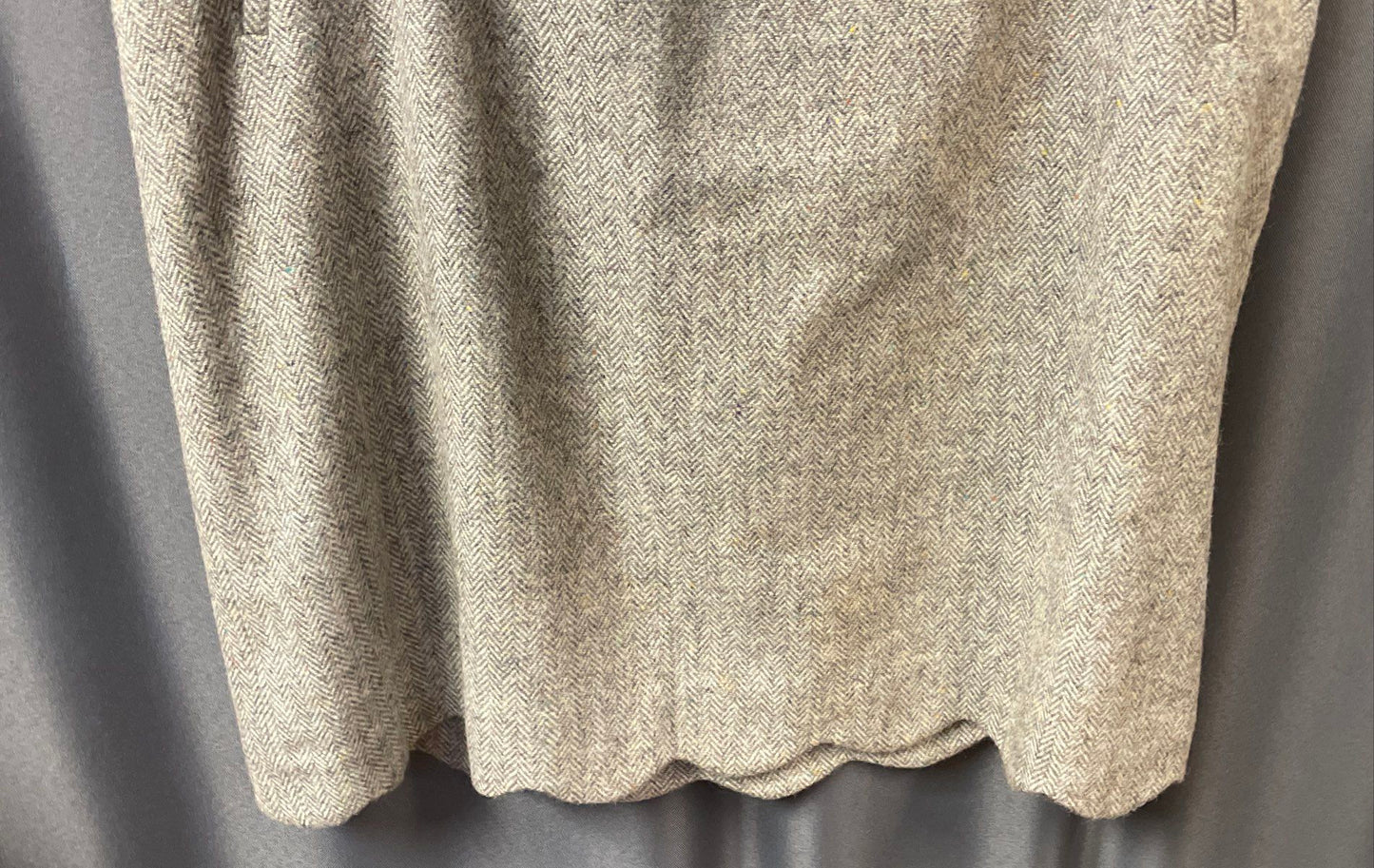 Talbots Women's Gray Wool Blend Herringbone Tweed Scalloped Hem Skirt Sz 10