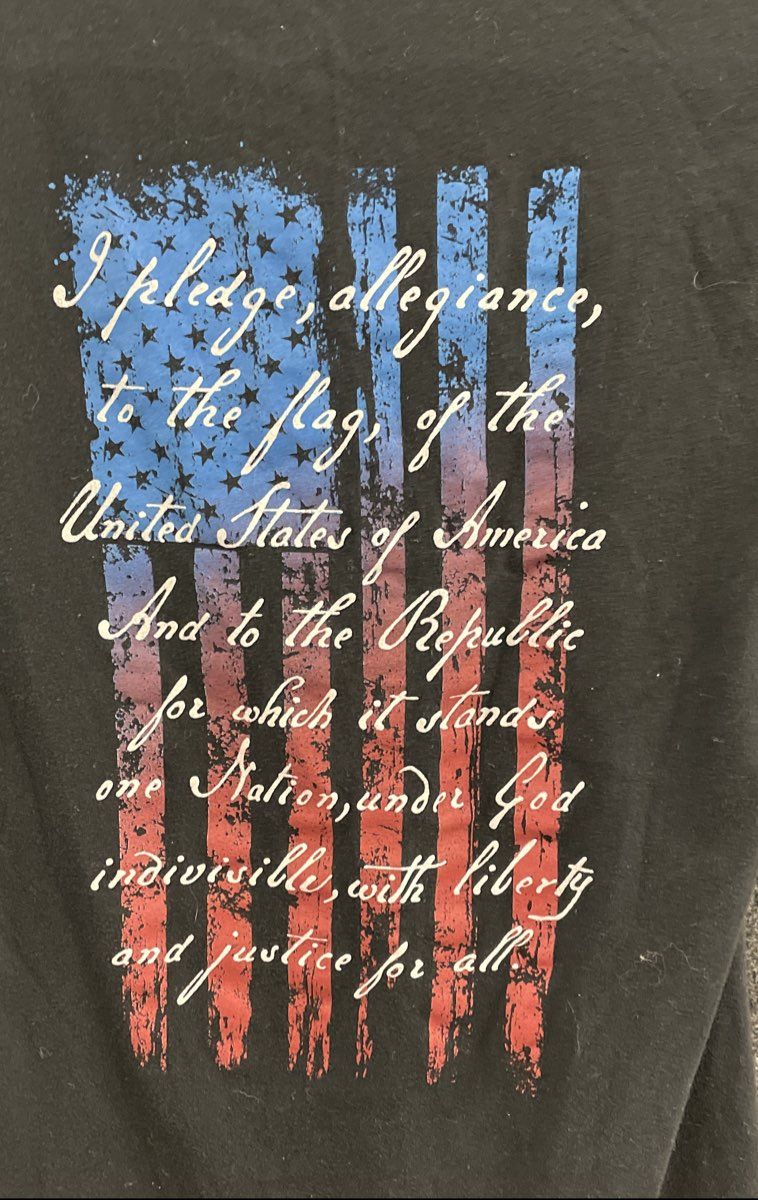 Howitzer Patriot Mfg American Flag Pledge of Allegiance V-Neck T-Shirt Sz L