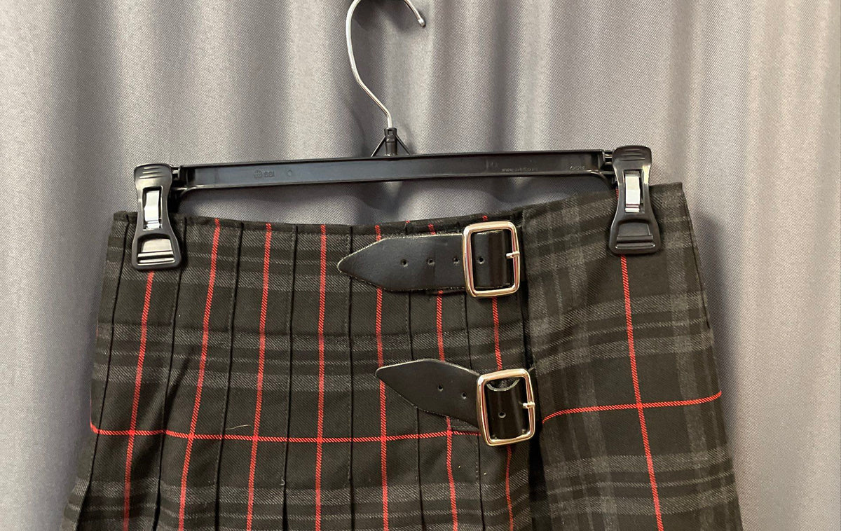 USA Kilts Women's Glyndwr Tartan Pleated Kilt Skirt Black Red 26" Waist