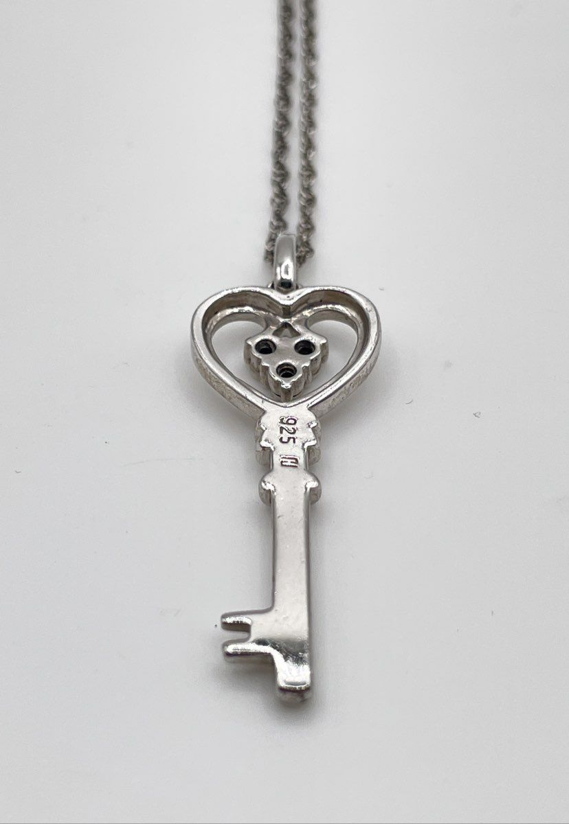 925 Sterling Silver Diamond Accents Heart Key Pendant Necklace 3.3g