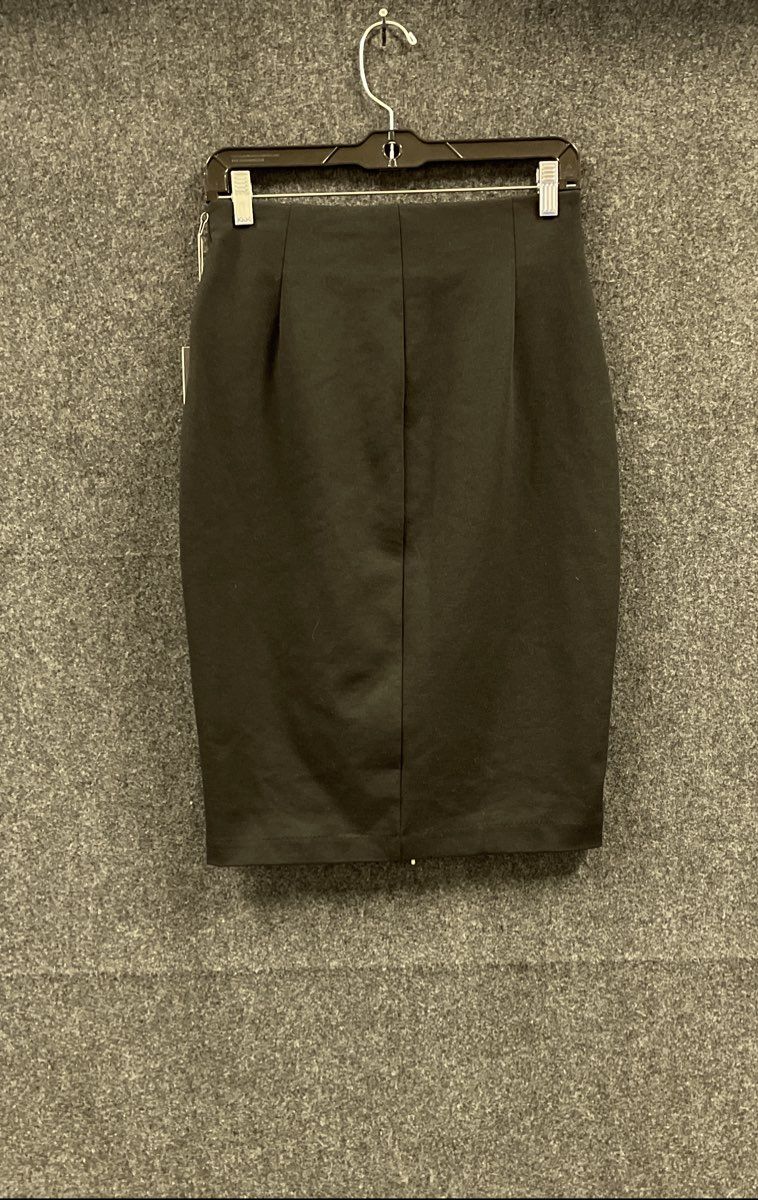 Jennifer Lopez Women's Black Ponte Skirt Gold Front Zip Pockets NWT Sz M