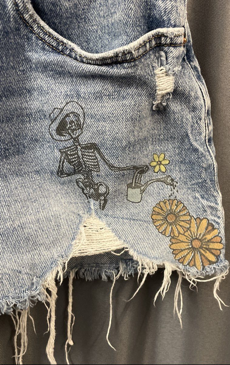 Lucky Brand Women's Boy Mid Rise Distressed Denim Shorts Graphic Skeleton 8/29