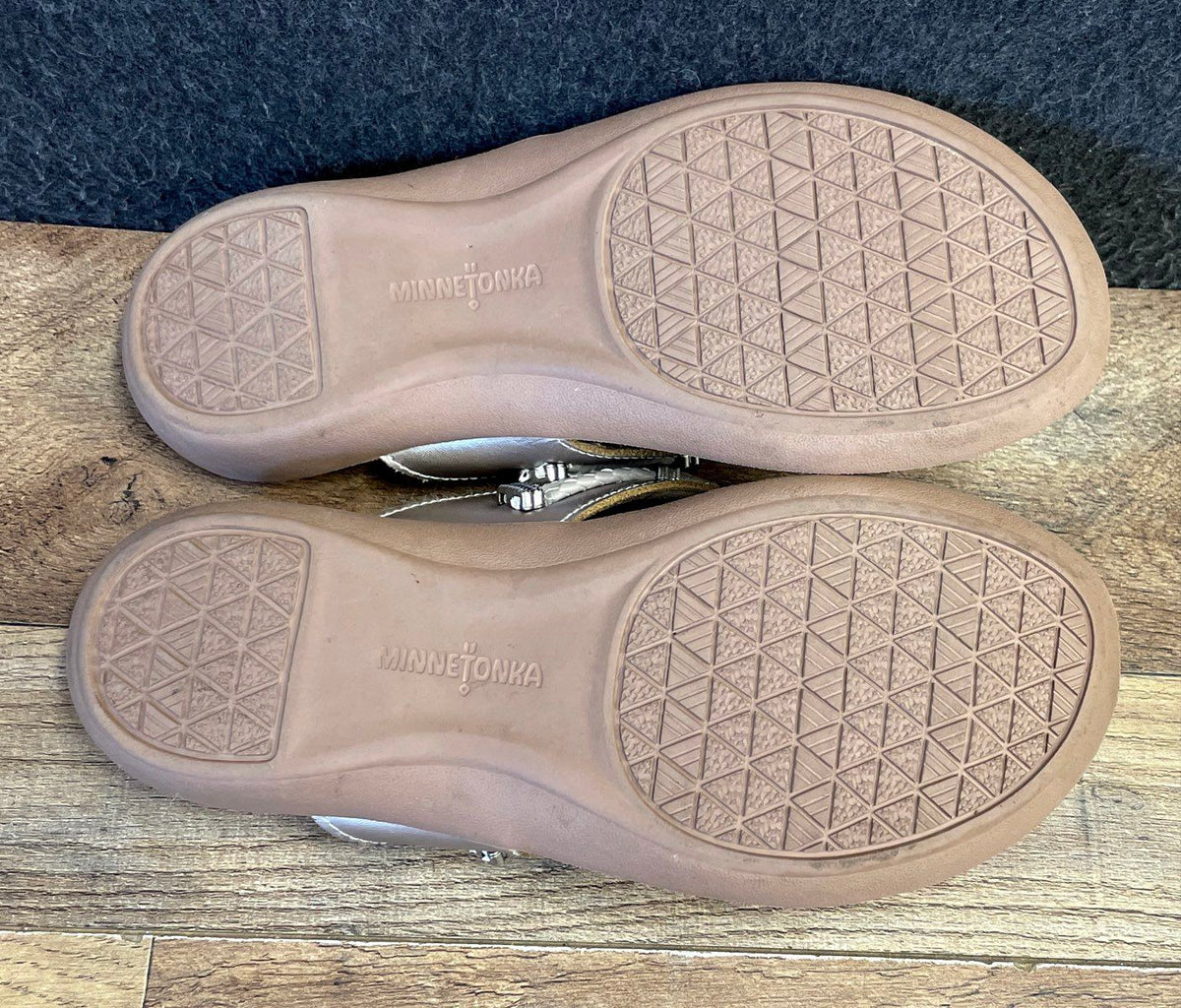 Minnetonka Silverthorne Metallic Champagne Leather Medallion Sandal Size 8M