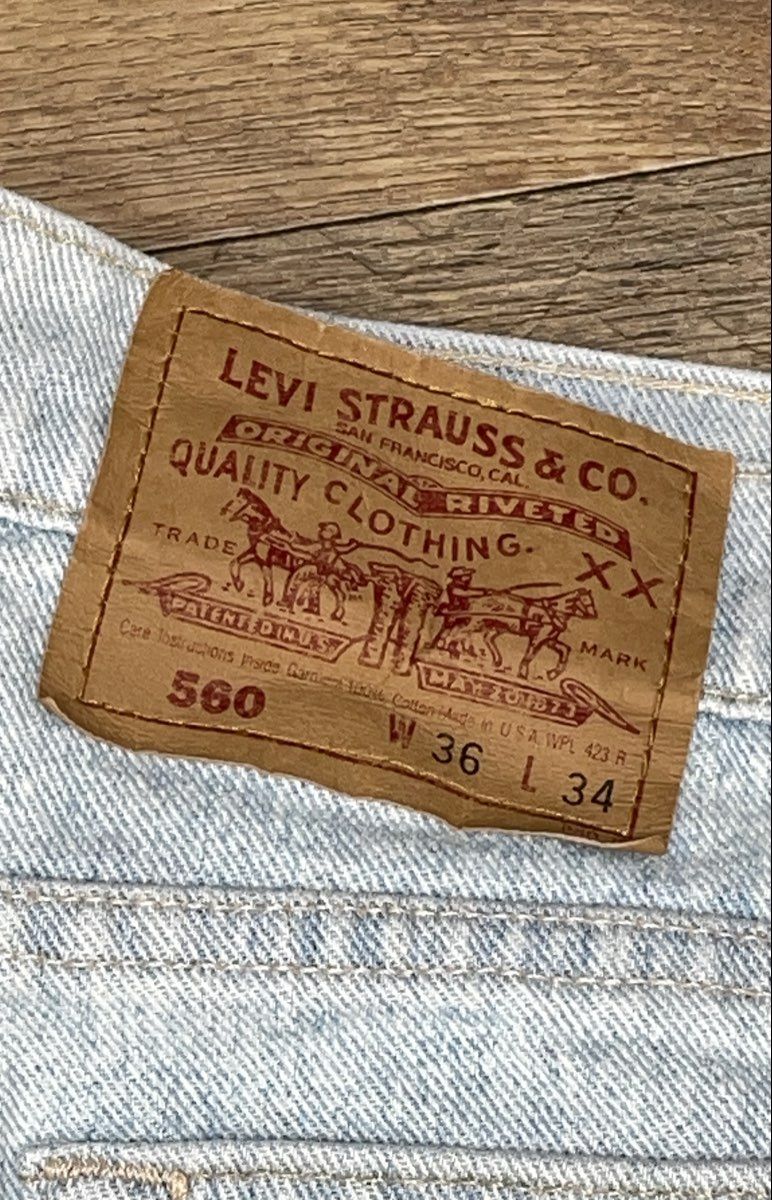 Vintage 90s Levi's Men's 560 Loose Fit Tapered Light Wash Jeans USA Made 36x34