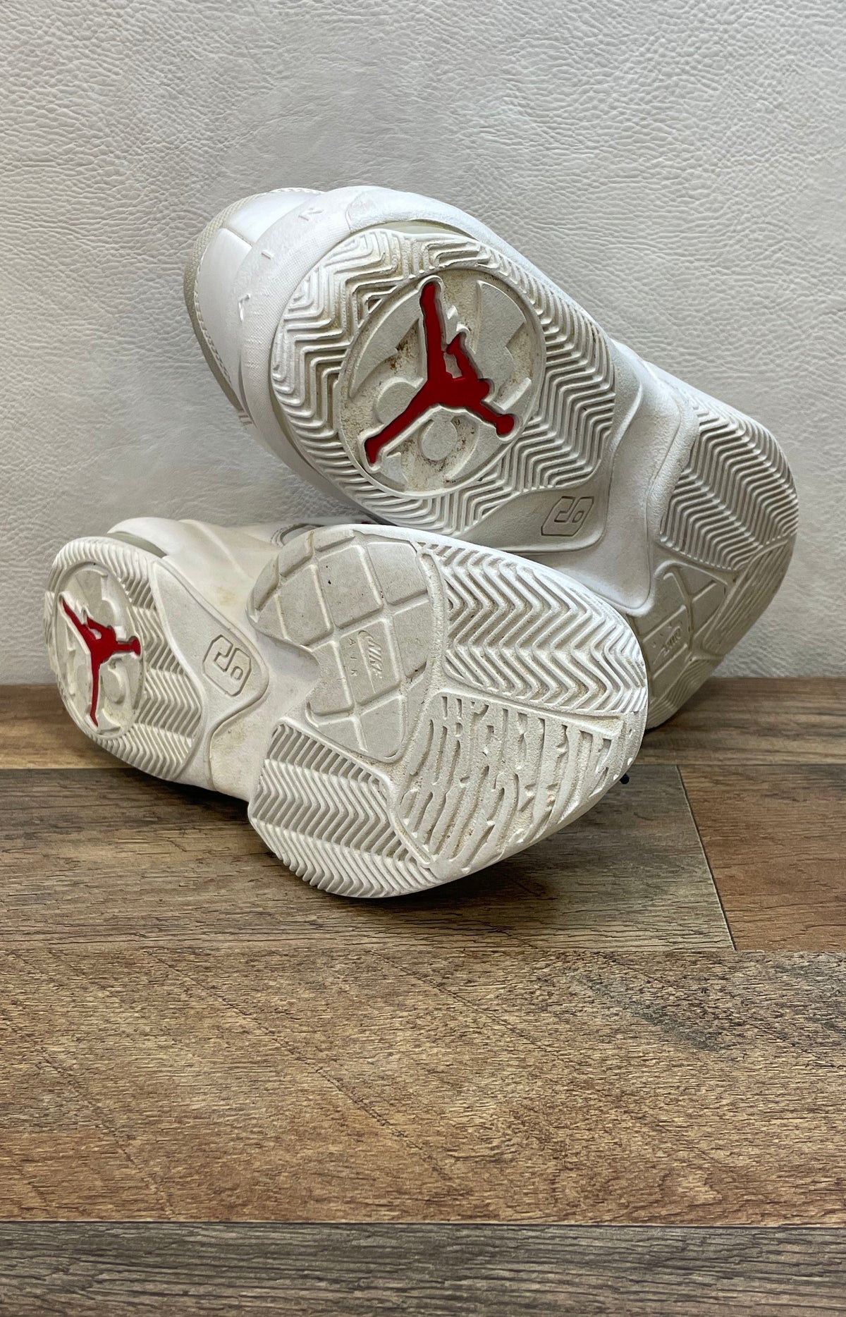 Nike Air Jordan Max Aura 3 White Red Black Basketball Shoes Size 4.5Y