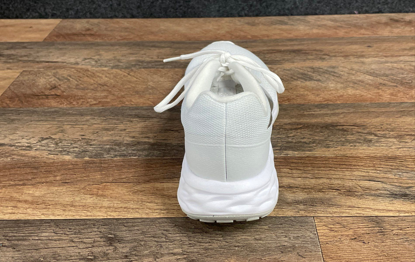 Nike Revolution 6 Next Nature White Metallic Silver Running Shoes Women's Sz 9.5