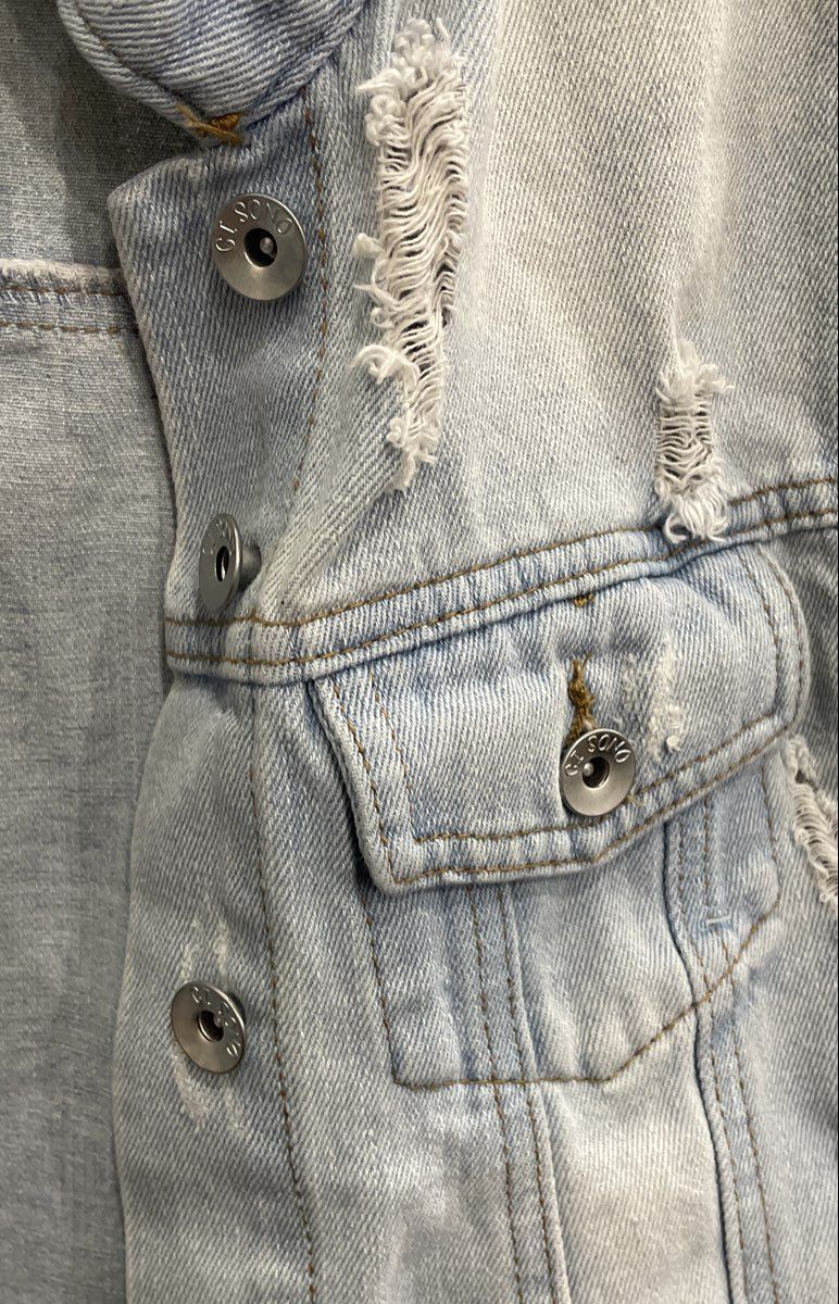 Ci Sono Women's Light Wash Distressed Ripped Denim Jean Jacket Sz M
