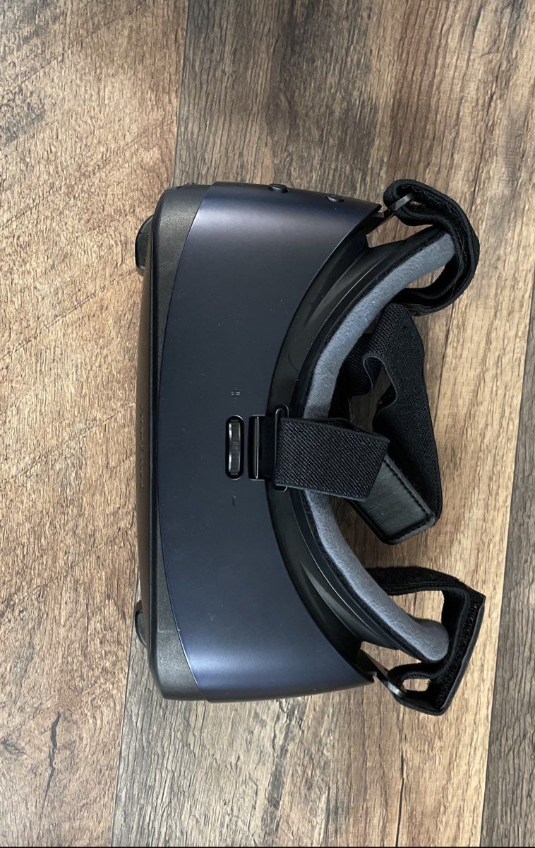 Samsung Gear VR Virtual Reality Headset Powered by Oculus with Box