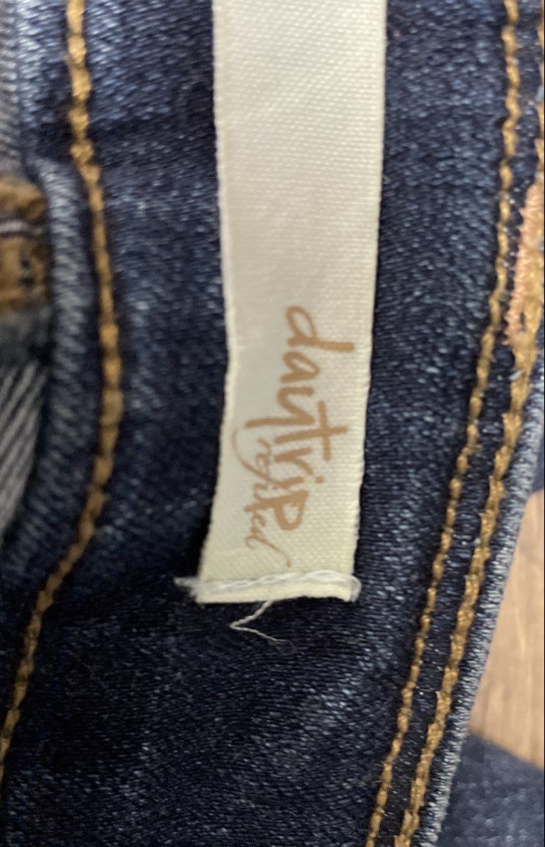Daytrip Women's Blue Distressed Frayed Hem Jeans Sz 33 NWT